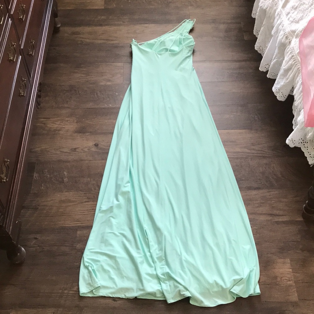 Formal dress - Picture 4 of 4